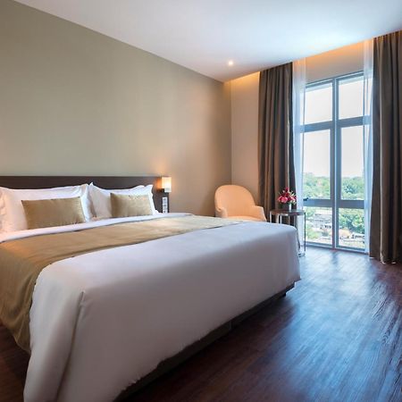 Astana Wing - Riverside Majestic Hotel Kuching Buitenkant foto