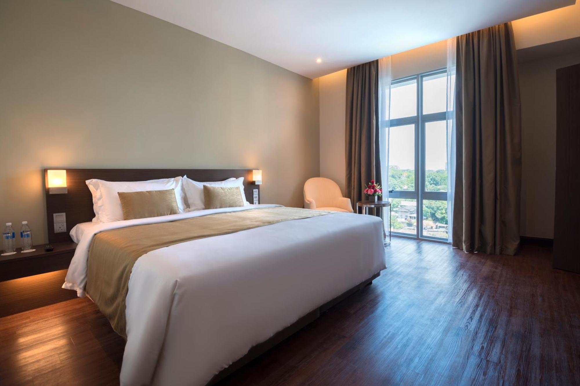 Astana Wing - Riverside Majestic Hotel Kuching Buitenkant foto